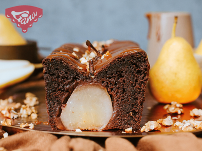 Gluten-free gingerbread with pears topped with caramel