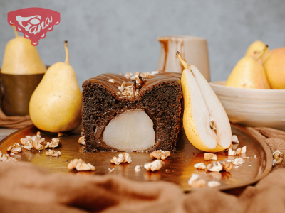 Gluten-free gingerbread with pears topped with caramel
