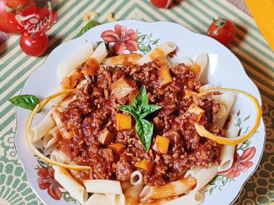 Glutenfreie Penne mit Zucchini und Bolognesesauce
