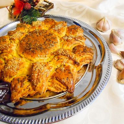 Gluten-free garlic yeast flower