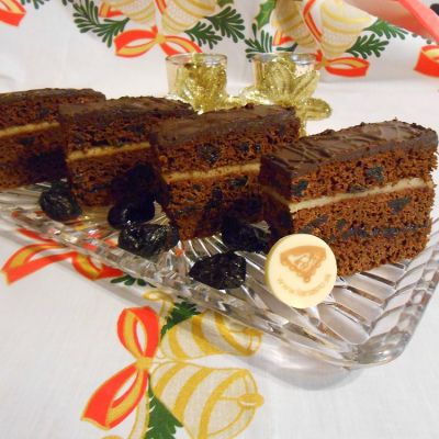 Bezlepkový slivkový perník s marcipánom