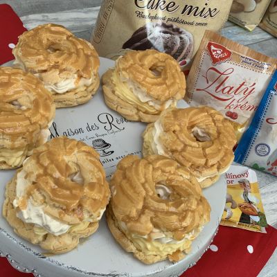 Gluténmentes kerekek gazdag vaníliás töltelékkel és karamell tejszínhabbal