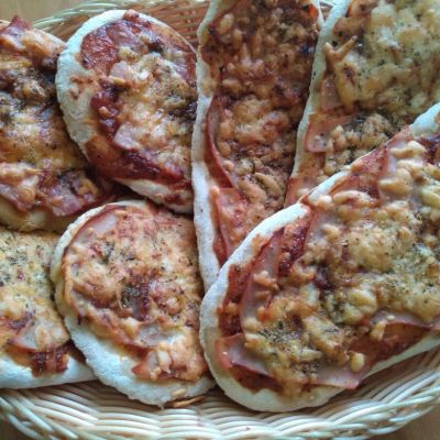 Gluten-free pizza crusts