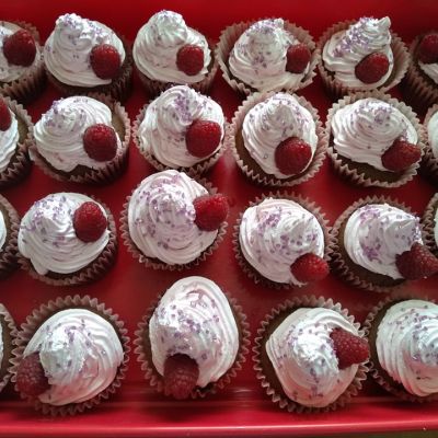 Glutén- és tejmentes cupcakes cseresznye és málna tejszínhabbal