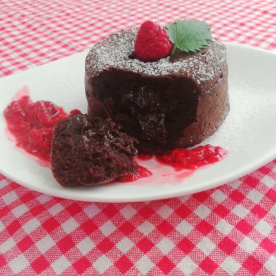 Gluténmentes csokis szufla málnaszósszal