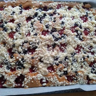 Gluténmentes gyümölcstorta szórással