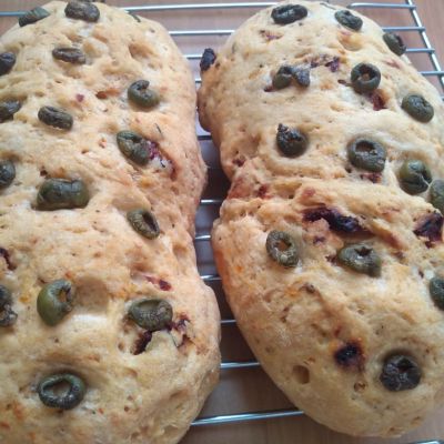 Gluténmentes ciabatta szárított paradicsommal és olajbogyóval