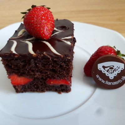 Gluténmentes csokoládé kocka eperdarabokkal