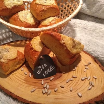 Gluten-free sunflower cubes with cheese