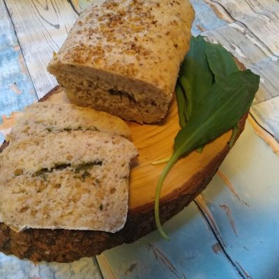 Gluten-free bread with wild garlic