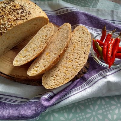 Gluten-free bread with chili and cheddar