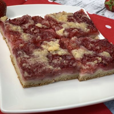 Bezlepkový kynutý jahodový koláč s drobenkou