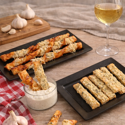 Bezglutenowe paluszki do pizzy z domowym dressingiem czosnkowym