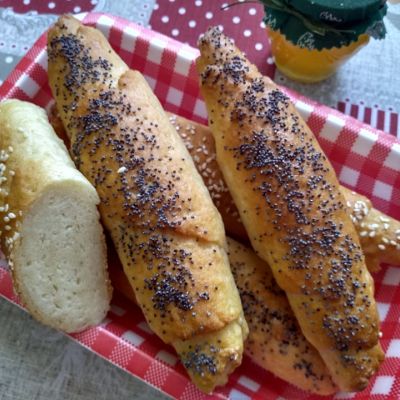 Gluténmentes mézes tekercs mákkal és szezámmal