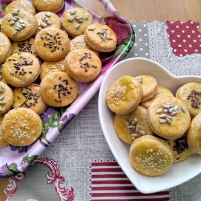 Gluténmentes sajtos-szalámi pogácsák