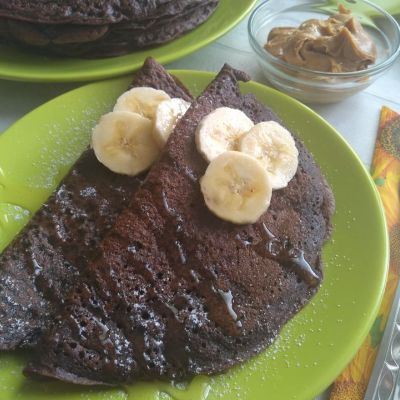 Bezlepkové čokoládové palacinky s arašidovým maslom a banánmi