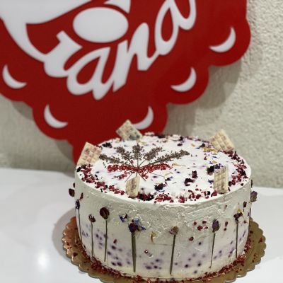 Dort s lyofilizovaným ovocem, zdobený jedlými sušenými květy