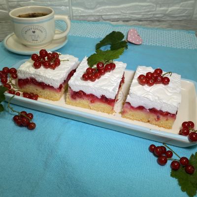 Gluténmentes ribizlis torta hóval