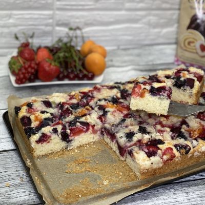 Gluténmentes bögre torta gyümölccsel és szórással