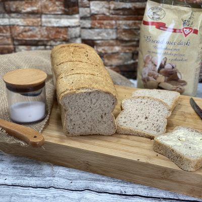 Gyors, sötét gluténmentes kenyér - formában sütve