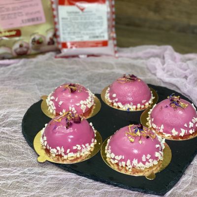 Deser truskawkowy z lustrzaną polewą