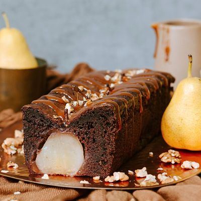 Gluten-free gingerbread with pears topped with caramel