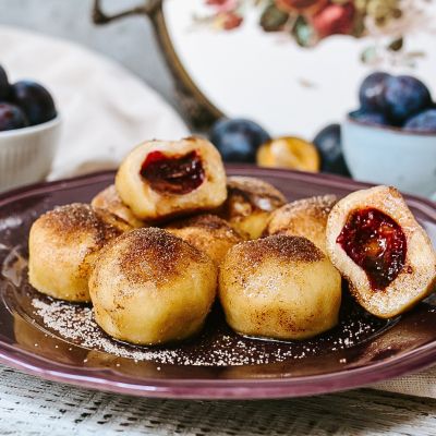 Gluten-free plum balls from potato dough