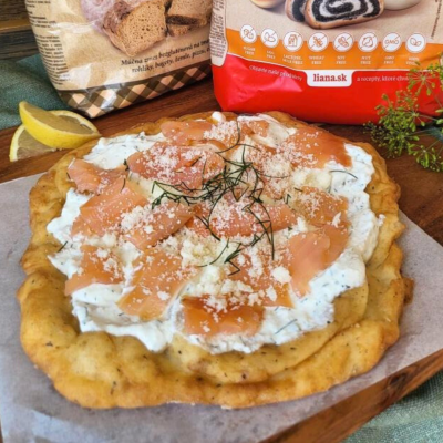 Gluten-free langos with fiber, salmon and dill dressing