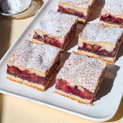 Gluten-free cake with plums and poppy seeds