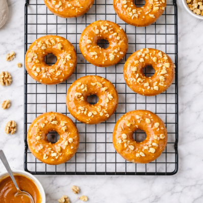 Glutenfreie Karamell-Donuts mit Vanillefüllung