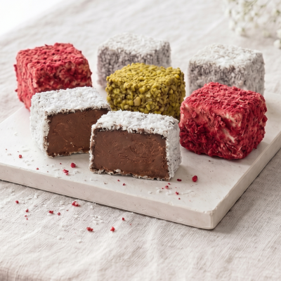 Surowe, bezglutenowe plastry semoliny – kokos, maliny, pistacje