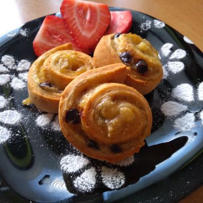 Gluten-free snails with pudding and banana