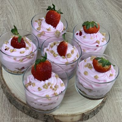 Strawberry mousse with muesli