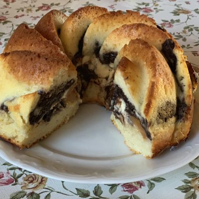 Jogurtová bábovka s tvarohem a ovocem