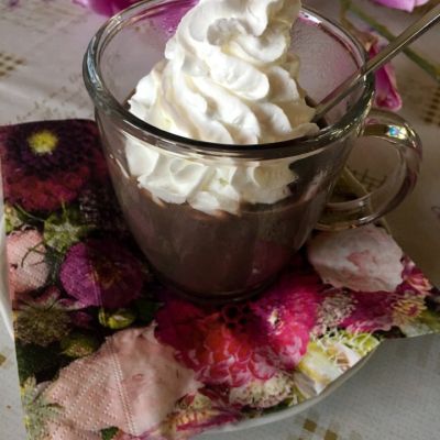 Krémová horúca čokoláda pripravená z pudingu Liana