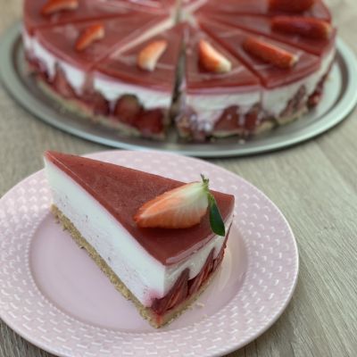 Sernik truskawkowo-kremowy