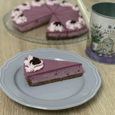 Sernik jagodowy z owocami leśnymi