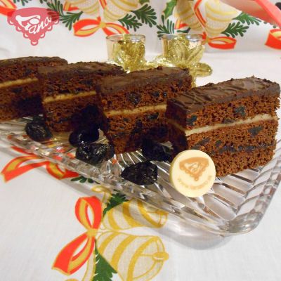 Gluten-free plum gingerbread with marzipan