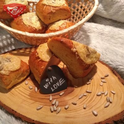 Gluten-free sunflower cubes with cheese