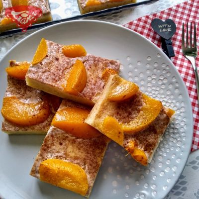 Gluten-free peach cake with cream