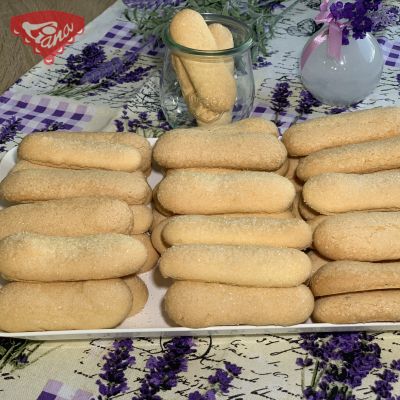 Oblong gluten-free sponge cakes