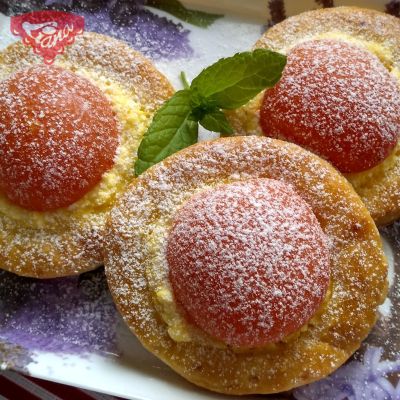 Sourdough gluten-free cheesecakes with apricots