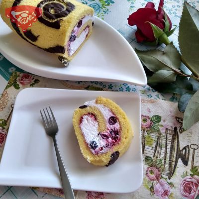 Gluten-free cottage cheese roll with currants