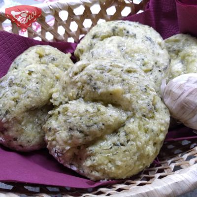 Gluten-free spinach knots