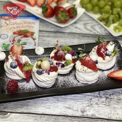 Mini Pavlovka and meringues