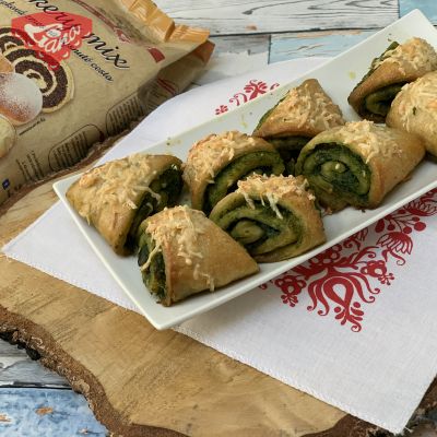 Gluten-free tricorns with wild garlic