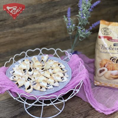 Gluten-free shortcakes with jam