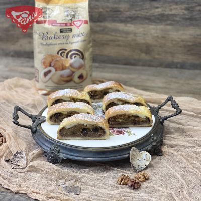 Gluten-free nut-apple strudel