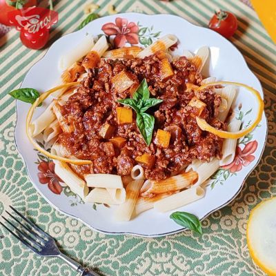 Glutenfreie Penne mit Zucchini und Bolognesesauce
