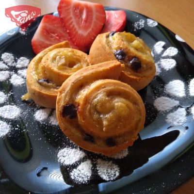 Gluten-free snails with pudding and banana